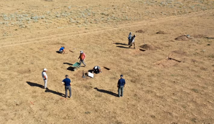 Trong quá trình khai quật tại Quận Malazgirt này, các chuyên gia đến từ trường Đại học Muğla Sıtkı Koçman bất ngờ tìm thấy hàng trăm vật thể lạ cổ xưa. Ảnh: @Đại học Muğla Sıtkı Koçman.