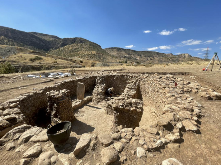 Các kỹ thuật thăm dò, phân tích khảo cổ học chuyên sâu cho thấy, ngôi đền Thời Kỳ Đồ Đá Mới này đã từng là nơi cư trú của 25 nền văn minh trong suốt chiều dài lịch sử, chúng bao gồm nền văn minh Sumer, Akkad, Babylon, Hittite, Assyria, Urartu, La Mã, Abbasid, Seljuk và Ottoman.v.v.v…