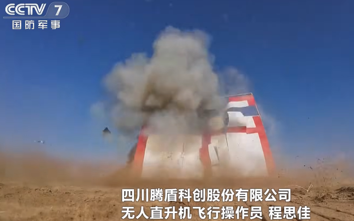 Một nhân viên điều hành chuyến bay Meyu Arrow được truyền thông nhà nước phỏng vấn cho biết thêm rằng, cuộc thử nghiệm trước đó đã diễn ra ở độ cao lớn. "Cuộc thử nghiệm cuối cùng được tiến hành ở khu vực trên 4.000 mét, mang theo hai tên lửa nhắm vào cả mục tiêu di động và cố định. Bước tiếp theo sẽ là thử nghiệm ở độ cao hơn 6.000 mét sử dụng liên lạc vệ tinh để điều khiển ngoài tầm nhìn trực tiếp”, nhân viên này nói thêm. Ảnh: @CCTV.