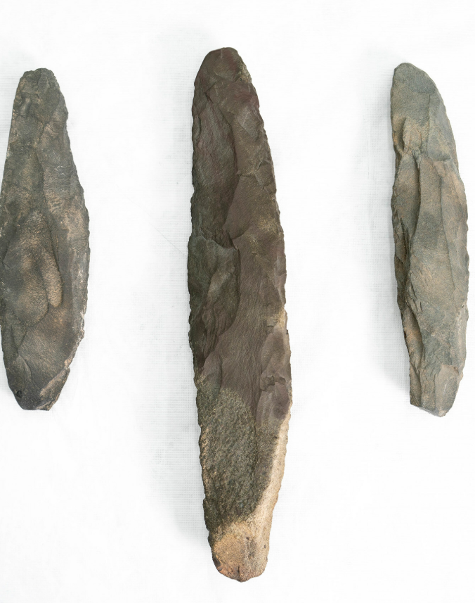 Cùng với các công cụ, các nhà nghiên cứu đã phát hiện ra những cấu trúc đá hình tròn được cho là những ngôi mộ cổ, chúng có niên đại từ thế kỷ thứ ba và thứ hai Trước Công Nguyên. Ảnh: @Ủy ban Di sản quốc gia Ả Rập Xê Út.