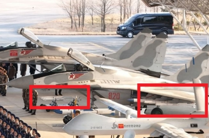 Sử dụng các hệ thống này làm chuẩn mực, nhiều chuyên gia dự đoán tên lửa không đối không mới Triều Tiên có thể dài khoảng 3 m, nặng khoảng 90 kg và có khả năng bay xa 15–25 km. Ảnh: @KCNA.