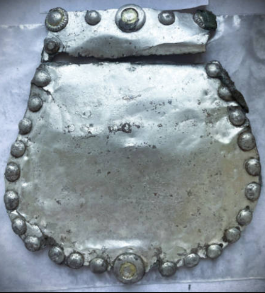 Các kỹ thuật thăm dò, phân tích khảo cổ học chuyên sâu cho thấy, ngôi mộ đầu tiên chứa hài cốt của một chiến binh, kèm một chiếc đĩa bằng bạc tarsoly – chưa đến ba mươi chiếc như vậy từng được tìm thấy ở lưu vực Carpathia. Ảnh: @Hiệp hội Bảo tàng Hungary – Hội Pulszky.