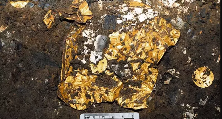 Một trong những hiện vật quan trọng nhất của phát hiện này là một mảnh mặt nạ vàng, có thể đã được một thầy tu đeo trong các nghi lễ tôn giáo. Ảnh: @Cục Di sản Văn hóa Quốc gia Trung Quốc.