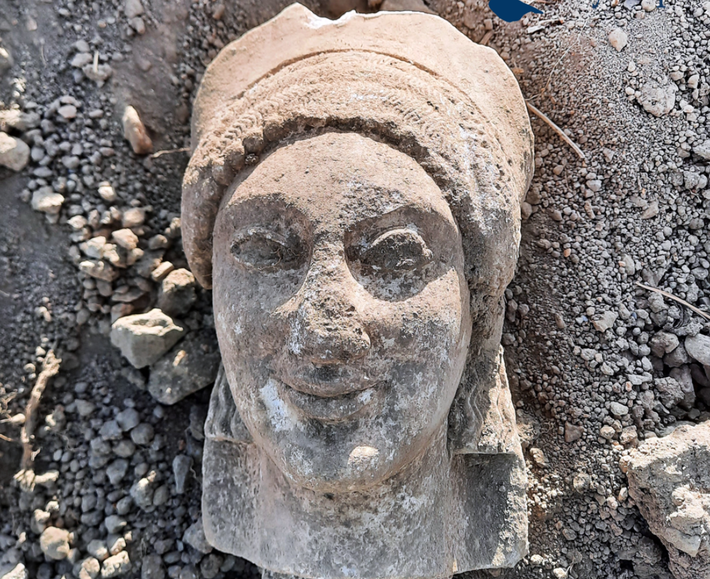 Các kỹ thuật thăm dò, phân tích khảo cổ học chuyên sâu cho thấy, đó là một đầu tượng bằng đá cẩm thạch. Ảnh: @Viện Khảo Cổ Học Quốc Gia Ý.
