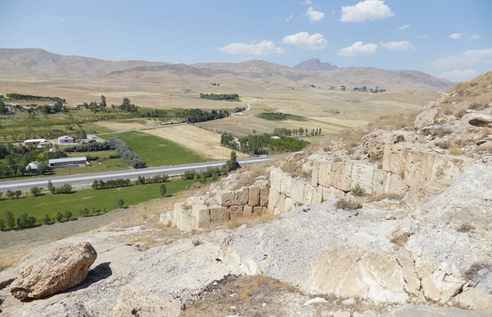 Công trình lâu đài này nổi bật với những bức tường, bể chứa nước, đền thờ và các công trình kiến ​​trúc cung điện, chúng vẫn giữ được vẻ huy hoàng cho đến ngày nay. Ảnh: @Đại học Van Yüzüncü Yıl.