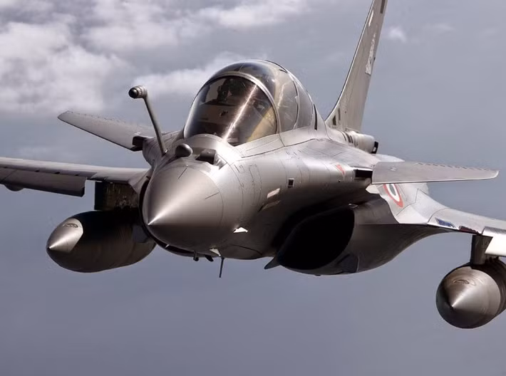 Trong bài phát biểu đánh dấu cột mốc này, Thượng tướng Không quân TNI Ir. Tedi Rizalihadi, Phó Tham mưu trưởng Không quân Indonesia, tuyên bố: “Lễ bàn giao ngày hôm nay là một bước quan trọng trong việc tăng cường sức mạnh không quân của Indonesia. Chúng tôi đánh giá cao sự cam kết của Dassault Aviation, cũng như sự hỗ trợ của Safran và Thales, trong việc đảm bảo chất lượng và khả năng hoạt động của máy bay Rafale, điều sẽ giúp củng cố sức mạnh của Không quân Indonesia”. Ảnh: @Dassault Aviation.