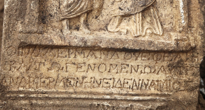 Ông còn cho biết thêm rằng, dòng chữ khắc Hy Lạp kèm theo chứa thông tin về người được chôn cất tại đây. Ảnh: @Bảo tàng Fethiye.