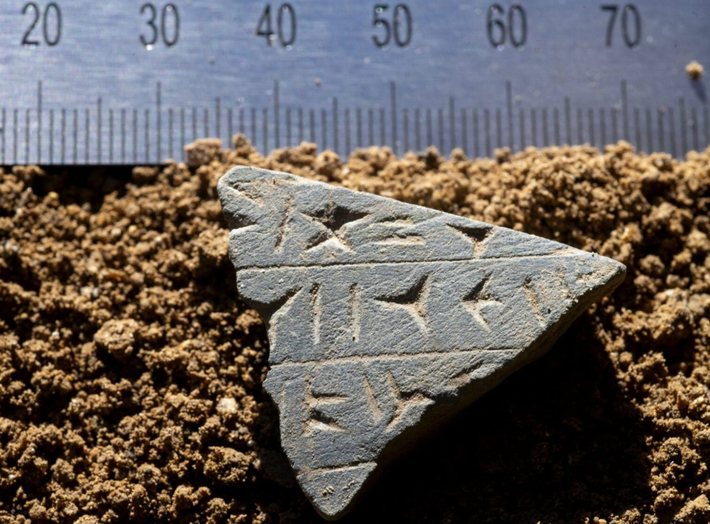 Hai hiện vật trên có niên đại khoảng hơn 8.000 năm tuổi, thuộc Thời Kỳ Đồ Đá Mới. Ảnh: @Cơ quan Quản lý Hang động Séc (Správa jeskyní ČR).