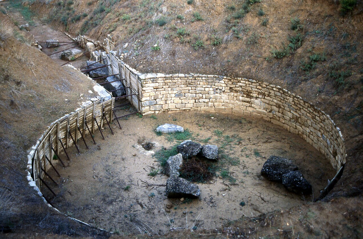 Những vật phẩm bằng vàng được chế tác tinh xảo này được tìm thấy tại lăng mộ Vapheio tholos ở Lakonia, Hy Lạp. Ảnh: @Bảo tàng Khảo cổ Quốc gia Athens.