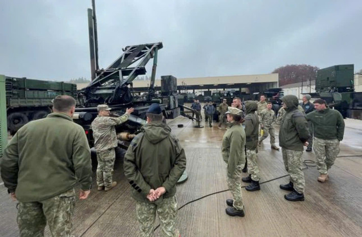 Sự hiện diện của các nhà thầu quân sự nước ngoài phản ánh xu hướng chiến tranh hiện đại, khi chuyên gia kỹ thuật đóng vai trò then chốt trong vận hành vũ khí công nghệ cao.