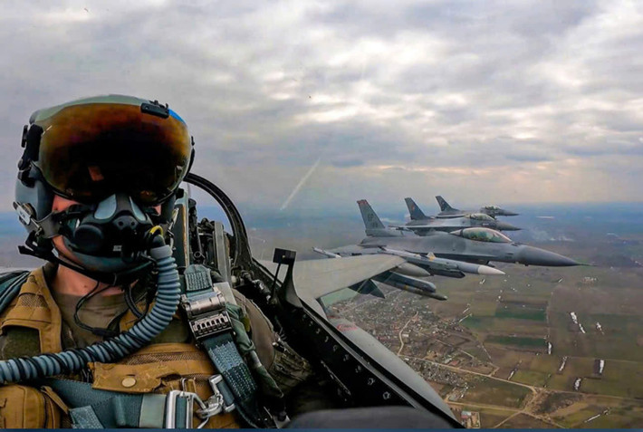 Phi công Ukraine tham gia chương trình huấn luyện chuyển loại F-16 tại châu Âu. Quá trình đào tạo bị kéo dài do rào cản ngôn ngữ và thiếu học viên đạt chuẩn.