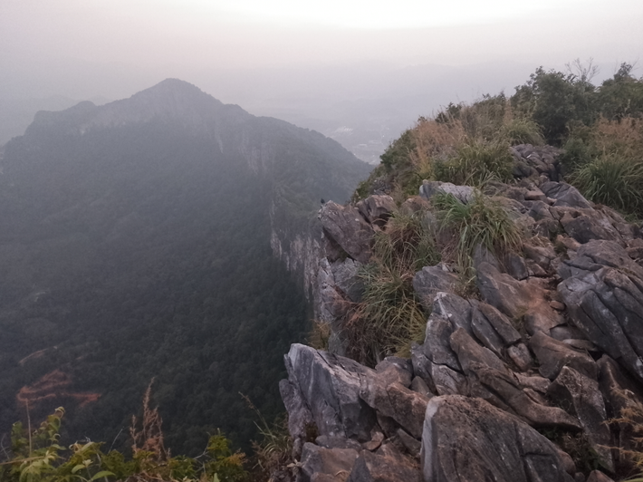 Theo báo chí Malaysia đưa tin, tại hang động ở Gunung Pulai, tỉnh Kedah, miền bắc Malaysia, các chuyên gia khảo cổ đến từ trường Đại học Quốc gia Malaysia bất ngờ tìm thấy nhiều hiện vật cổ xưa độc lạ. Ảnh: @Đại học Quốc gia Malaysia.