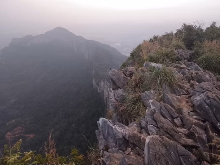 Theo báo chí Malaysia đưa tin, tại hang động ở Gunung Pulai, tỉnh Kedah, miền bắc Malaysia, các chuyên gia khảo cổ đến từ trường Đại học Quốc gia Malaysia bất ngờ tìm thấy nhiều hiện vật cổ xưa độc lạ. Ảnh: @Đại học Quốc gia Malaysia.