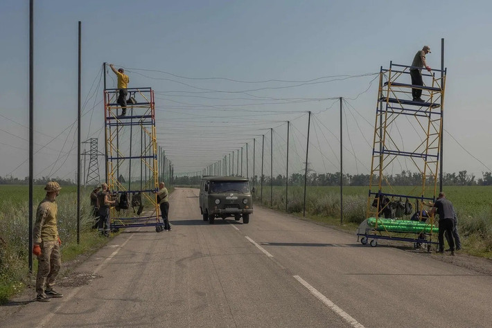 Đáng chú ý hơn cả, ngoài các tấm lưới chống UAV, hầu như không có dấu hiệu nào của những công sự kiên cố khác trên các tuyến đường dẫn vào Kharkiv: không “răng rồng”, không trạm kiểm soát, không chiến hào mới. Điều này trái ngược với số tiền ngân sách rất lớn đã được phân bổ cho phòng thủ, làm dấy lên nghi vấn về sự thất thoát nguồn lực.