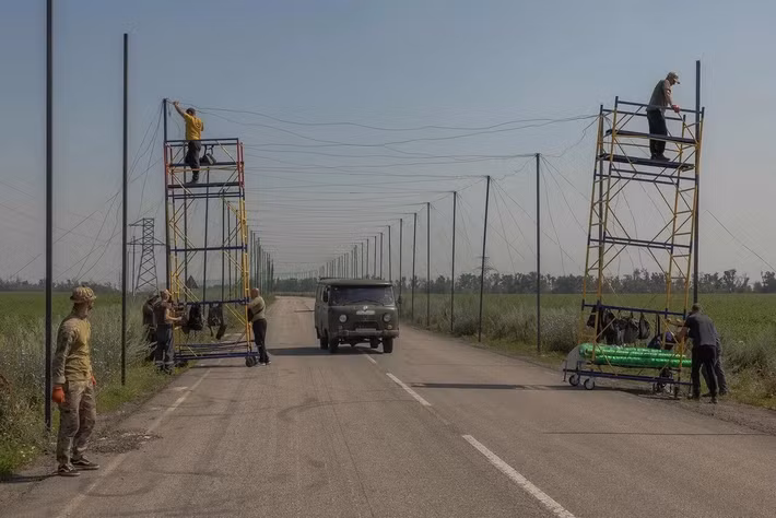 Đáng chú ý hơn cả, ngoài các tấm lưới chống UAV, hầu như không có dấu hiệu nào của những công sự kiên cố khác trên các tuyến đường dẫn vào Kharkiv: không “răng rồng”, không trạm kiểm soát, không chiến hào mới. Điều này trái ngược với số tiền ngân sách rất lớn đã được phân bổ cho phòng thủ, làm dấy lên nghi vấn về sự thất thoát nguồn lực.