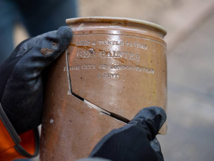 Các hiện vật trên được tìm thấy còn nguyên vẹn trong lớp cát bên dưới Cung điện Westminster. Ảnh: @Bảo tàng London.