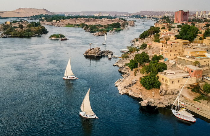 Được khắc trên đá sa thạch gần Aswan, hình khắc cho thấy một nhân vật đang ngồi trên một chiếc thuyền nghi lễ—và nhân vật này có thể là một trong những vị vua đầu tiên của Ai Cập. Ảnh: @Dorian Vanhulle / Open Access.