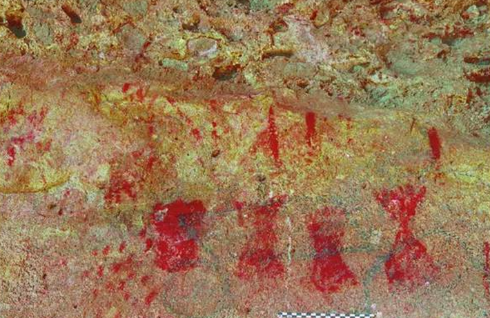 Các tường đá trong lăng mộ có nhiều họa tiết hình học đa dạng, bao gồm hình vuông, chấm bi và đường lượn sóng. Chúng cũng có các hình người, hoặc giống người, có thể mô tả con người hoặc các vị thần. Ảnh: @Đại học Cádiz.