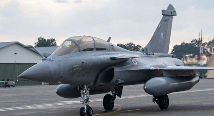 Ba chiếc máy bay chiến đấu thế hệ 4.5 này được vận chuyển thẳng từ Pháp đến căn cứ chính của chúng ở Indonesia. Ảnh: @ELMObrokenWings.