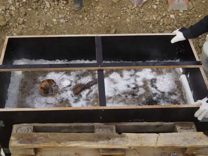 Một chi tiết lập tức thu hút sự chú ý của các học giả đó là, có một thanh kiếm với những đường khảm vàng tinh xảo nằm cạnh một thi thể nhỏ được quấn trong áo choàng và những đồ trang sức thể hiện địa vị cao quý tột bậc. Ảnh: @BLfD.