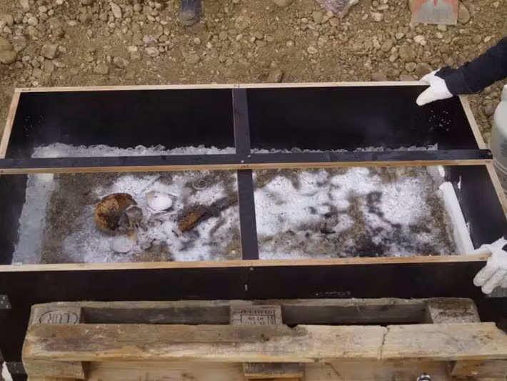 Một chi tiết lập tức thu hút sự chú ý của các học giả đó là, có một thanh kiếm với những đường khảm vàng tinh xảo nằm cạnh một thi thể nhỏ được quấn trong áo choàng và những đồ trang sức thể hiện địa vị cao quý tột bậc. Ảnh: @BLfD.