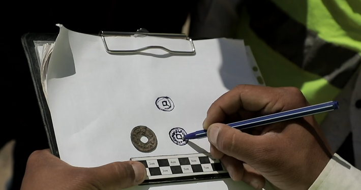 Mặt sau có một dòng chữ dường như được viết bằng chữ rune, nhưng quá mờ để có thể đọc được. Ảnh: @ Viện Nghiên cứu Văn hóa Kazakhstan.