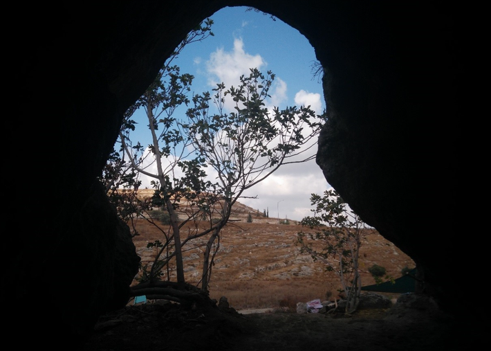 Theo đó, các nhà khảo cổ học đến từ trường Đại học Tel Aviv đã phát hiện ra những gì có thể là một trong những khu chôn cất cổ nhất thế giới được biết đến trong một hang động thời tiền sử ở miền trung Israel có tên là hang Tinshemet. Ảnh: @Đại học Tel Aviv.