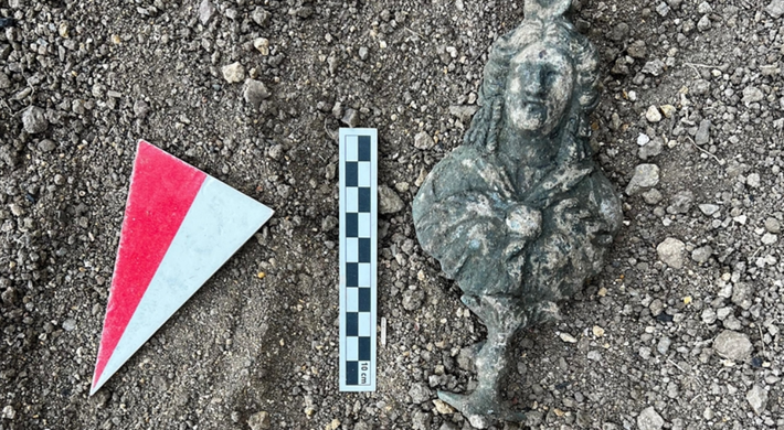 Các phân tích sâu hơn về luyện kim và phong cách chế tác sẽ giúp các nhà khảo cổ xác định chính xác niên đại và nguồn gốc xưởng chế tác làm ra nó. Khám phá này cũng đánh dấu bức tượng bán thân đầu tiên được tìm thấy ở Satala kể từ những năm 1870, khi một bức tượng Aphrodite tương tự được khai quật. Ảnh: @Đại học Kỹ thuật Karadeniz.