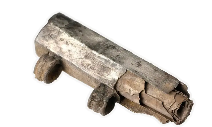 Theo các chuyên gia, tấm lá kim loại bạc mỏng đeo quanh cổ này là một tấm bùa hộ mệnh. Ảnh: @Bảo tàng thành phố Frankfurt.