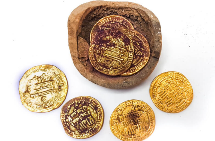 Bên trong con heo đất bằng gốm này, các chuyên gia tìm thấy có năm đồng tiền vàng cổ. Ảnh: @Cơ Quan Cổ Vật Israel.