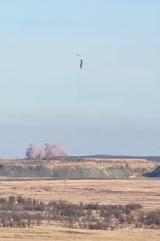 Tên lửa này phát nổ ở độ cao chỉ 200–400 mét trước khi rơi trở lại mặt đất. Ảnh: @XomaMilitarnyi.