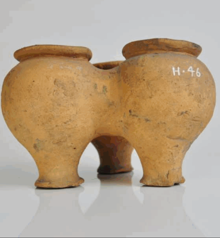Chiếc bình làm bằng gốm màu vàng cát, gồm ba ngăn đặt cạnh nhau — hai ngăn còn nguyên vẹn, một ngăn bị vỡ một phần — tất cả được nối với nhau bằng các lỗ nhỏ bên trong. Bình được đặt trên ba chân và có bề mặt nhẵn mịn, có lẽ đạt được nhờ quá trình nung có kiểm soát. Ảnh: @Wardell Armstrong Archaeology.