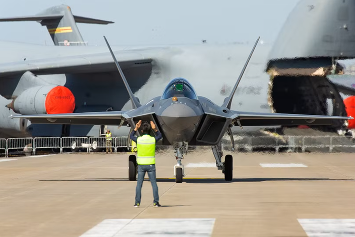 DAPA nhấn mạnh rằng, việc nội địa hóa năng lực sản xuất tên lửa không đối không là “thiết yếu để đảm bảo quyền tự chủ chiến lược”, và cho phép các lựa chọn mua sắm vũ khí linh hoạt hơn trong bối cảnh áp lực địa chính trị đang thay đổi, và các quy định kiểm soát xuất khẩu đầy biến động. Ảnh: @ 19FortyFive.