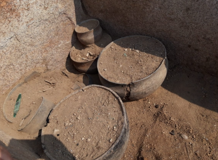 Những đồ tùy táng này cho thấy rõ sự giàu có. Cô gái đeo một chiếc vòng tay bằng đồng dày, tròn, xoắn và đeo trang sức vàng quanh cổ, cùng một dây cương ngựa. Ảnh: @Viện Khảo cổ học Saryarkinsky.