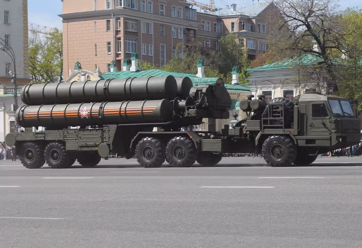 Điều cần nhắc lại ở đây là cả hai hệ thống này đều là một phần của mạng lưới phòng không rộng lớn hơn, do Nga triển khai để bảo vệ không phận của mình, đặc trưng bởi cấu hình nhiều lớp phòng thủ nhằm cung cấp phản ứng theo từng giai đoạn đối với các mối đe dọa tiềm tàng. Ảnh: @ The Moscow Times.