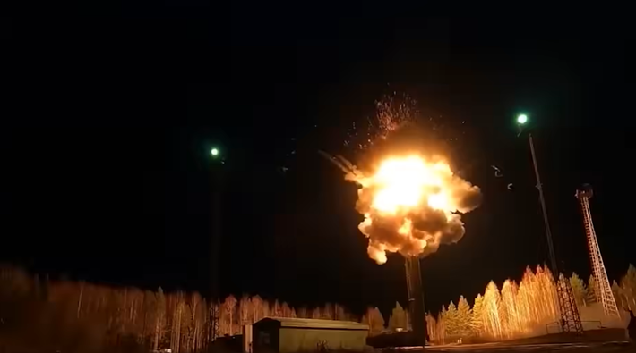 Dù gì, việc triển khai tên lửa Oreshnik sẽ nhấn mạnh sự phụ thuộc ngày càng tăng của Điện Kremlin vào mối đe dọa từ vũ khí hạt nhân, nhằm ngăn chặn các thành viên NATO cung cấp cho Kyiv những vũ khí có khả năng tấn công sâu vào lãnh thổ Nga, một số chuyên gia cho biết. Ảnh: @Military Power.