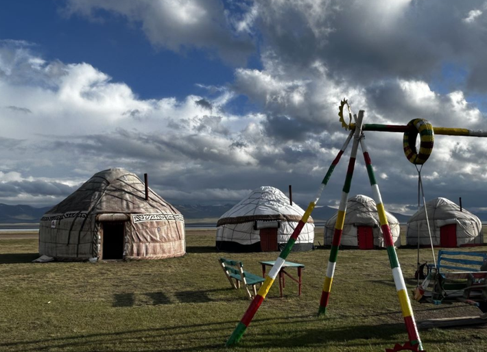 Ba anh em tại một ngôi làng ở Vùng Talas của Kyrgyzstan nổi tiếng trong việc truy tìm, phát hiện ra nhiều cổ vật lạ. Ảnh: @Turmush.