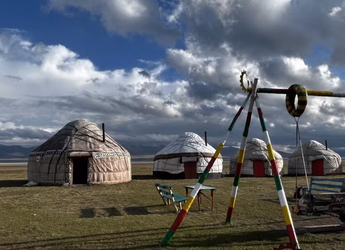 Ba anh em tại một ngôi làng ở Vùng Talas của Kyrgyzstan nổi tiếng trong việc truy tìm, phát hiện ra nhiều cổ vật lạ. Ảnh: @Turmush.