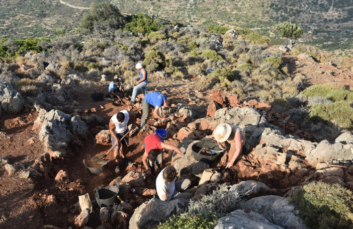 Đây là những vật phẩm cúng tế bằng đất nung được chôn cất tại địa điểm này từ thế kỷ thứ 7 Trước Công Nguyên và tất cả đều bị vỡ. Ảnh: @Đại học Cincinnati.