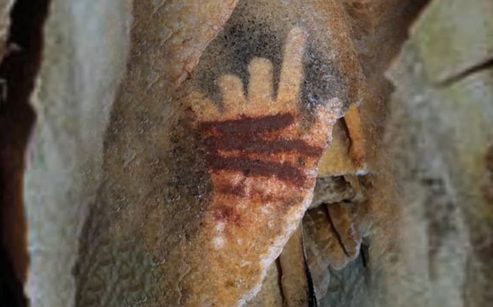 Trên các bức vẽ hang động này có khắc họa những hình vẽ bàn tay rõ nét. 65 hình vẽ bàn tay bằng mực đỏ và đen, hầu hết trong số đó đều thiếu ngón tay một cách kỳ lạ. Ảnh: @Jespa.