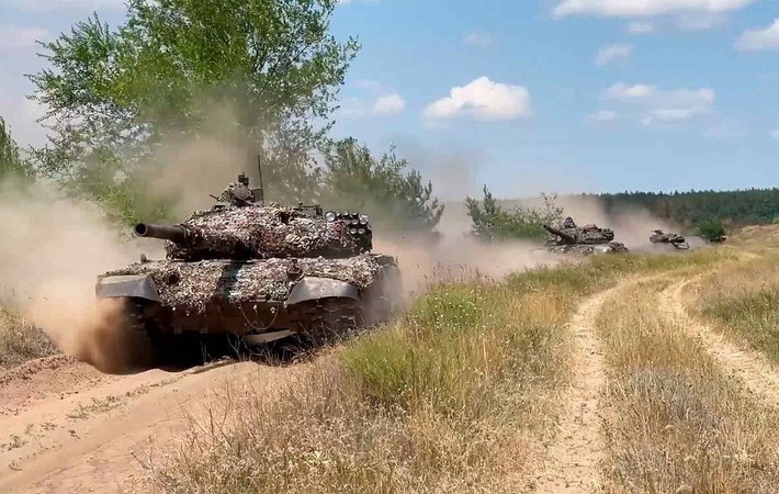 Một số nhận định cho rằng, Nga có thể lựa chọn bỏ qua giao tranh đối đầu trực tiếp nếu tìm được cách đánh vòng qua phía Huliaipole, đánh thẳng vào sườn Ukraine nhằm tránh hao binh lực, vừa tạo đột phá nhanh hơn. Chiến thuật cổ điển “đánh vào điểm yếu, bỏ qua điểm mạnh” có thể rút ngắn thời gian giao tranh và khiến hệ thống phòng thủ Zaporizhzhia lung lay từ nền.