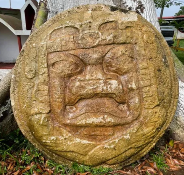 Chúng có đường kính khoảng 1,4 mét và nặng 700 kg mỗi bức. Ảnh: @Đại học Quốc gia Mexico.