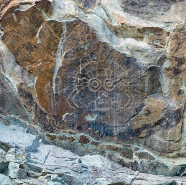 Có niên đại khoảng 10.000 năm, các hình khắc mô tả nhiều chủ đề đa dạng, từ hình ảnh thiên nhiên như khuôn mặt người, động vật và dấu tay, đến những cảnh sinh hoạt cổ xưa như chăn nuôi, săn bắn và nghi lễ, gây ấn tượng nhất là hình khắc vị thần mặt trời. Ảnh: @Xinhua.