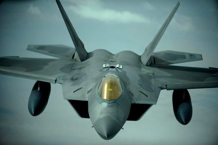 Tiêm kích tàng hình F-22 Raptor trong chuyến bay, góc nhìn chính diện làm nổi bật thiết kế khí động học tiên tiến.