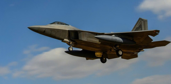 Tiêm kích tàng hình F-22 Raptor hạ cánh với càng đáp mở trong điều kiện thời tiết thuận lợi.