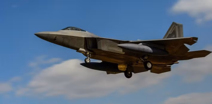 Tiêm kích tàng hình F-22 Raptor hạ cánh với càng đáp mở trong điều kiện thời tiết thuận lợi.