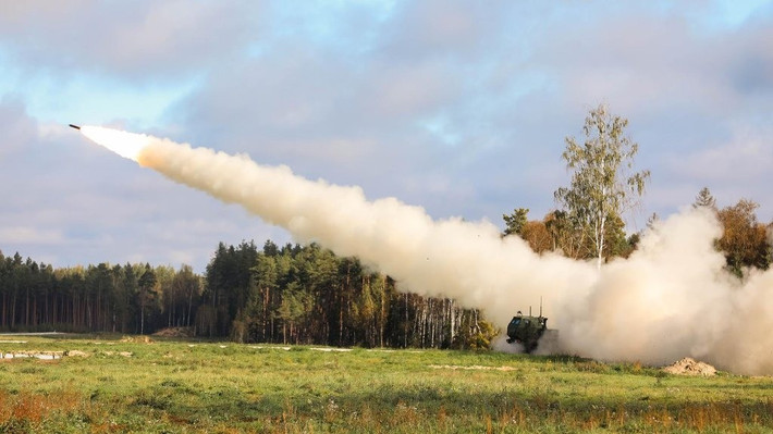 Việc ATACMS xuất hiện trên bầu trời Voronezh cho thấy phạm vi tấn công của Ukraine đang được mở rộng đáng kể. Với tầm bắn có thể vượt 300 km tùy phiên bản, loại tên lửa này cho phép Kiev nhắm vào các kho đạn, trung tâm chỉ huy và sân bay quân sự phía sau phòng tuyến Nga.