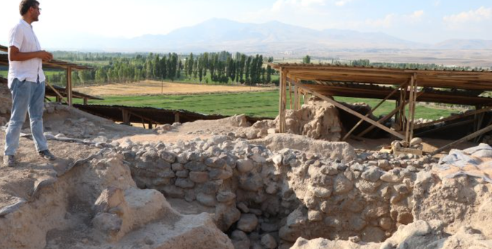 Trong quá trình khai quật tại tàn tích quảng trường bên cạnh ngôi đền thời kỳ Hy Lạp cổ đại ở Kınık Mound, gần làng Yeşilyurt thuộc quận Altunhisar của Niğde, Thổ Nhĩ Kỳ, các chuyên gia đến từ trường Đại học Dokuz Eylül Burak Yolaçan bất ngờ tìm thấy hai cổ vật lạ. Ảnh: @Đại học Dokuz Eylül Burak Yolaçan.