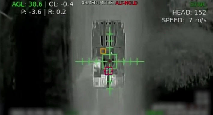 Trong video, UAV Ukraine dính chặt lên thân xe Buk-M2 Nga đang di chuyển. Dữ liệu chiến thuật vẫn được truyền về sở chỉ huy từng giây. Biểu tượng “SYNC” hiện lên trên giao diện điều khiển - xác nhận UAV đang dùng thuật toán AI đồng bộ chuyển động.