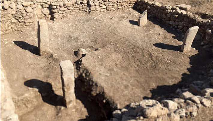 Ngôi đền chứa bia đá, cột trụ, khối đá xây và trụ đỡ. Sàn của đền được làm bằng đá vôi được chạm khắc tinh xảo ở một số chỗ. Ảnh: @Bảo tàng Mardin.